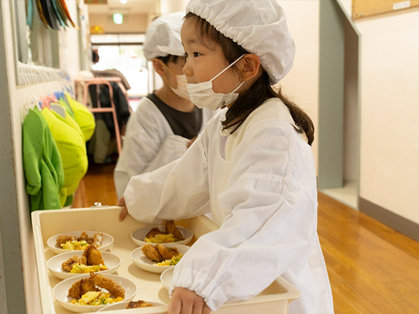 給食を食べている様子